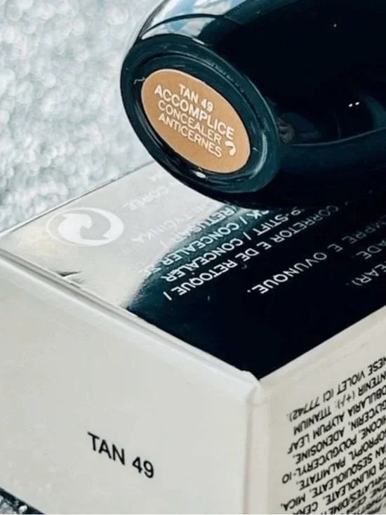 Marc Jacobs Accomplice Concealer Stick — Tan (49) - Picture 3 of 4